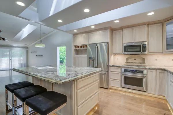 $379,900 | 1943 Bechelli Lane, Redding, CA 96002