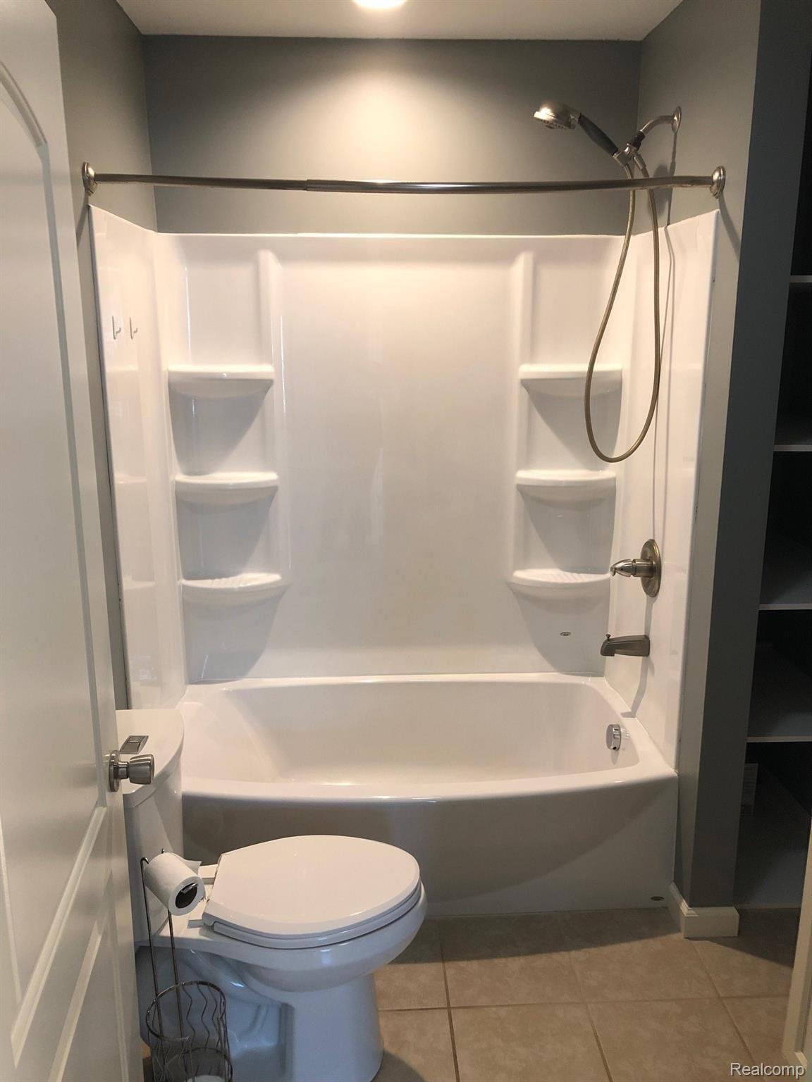 2105 Spaulding Road Monroe, MI 48162 - Photo 6 of 11 Bathroom pic 1