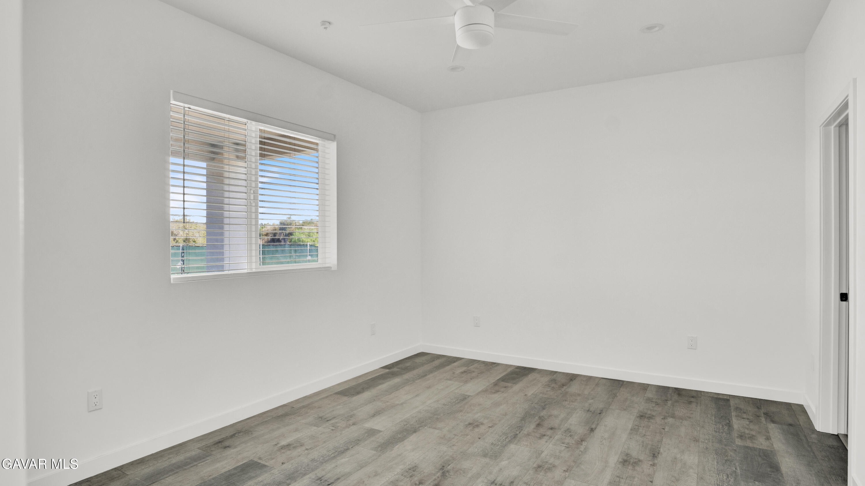 9701 E Avenue South Littlerock, CA 93543 - Photo 16 of 35 an empty room with a window