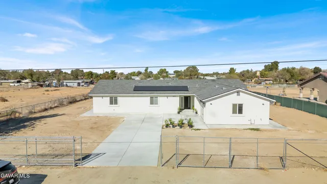 a view of residential houses with outdoor space