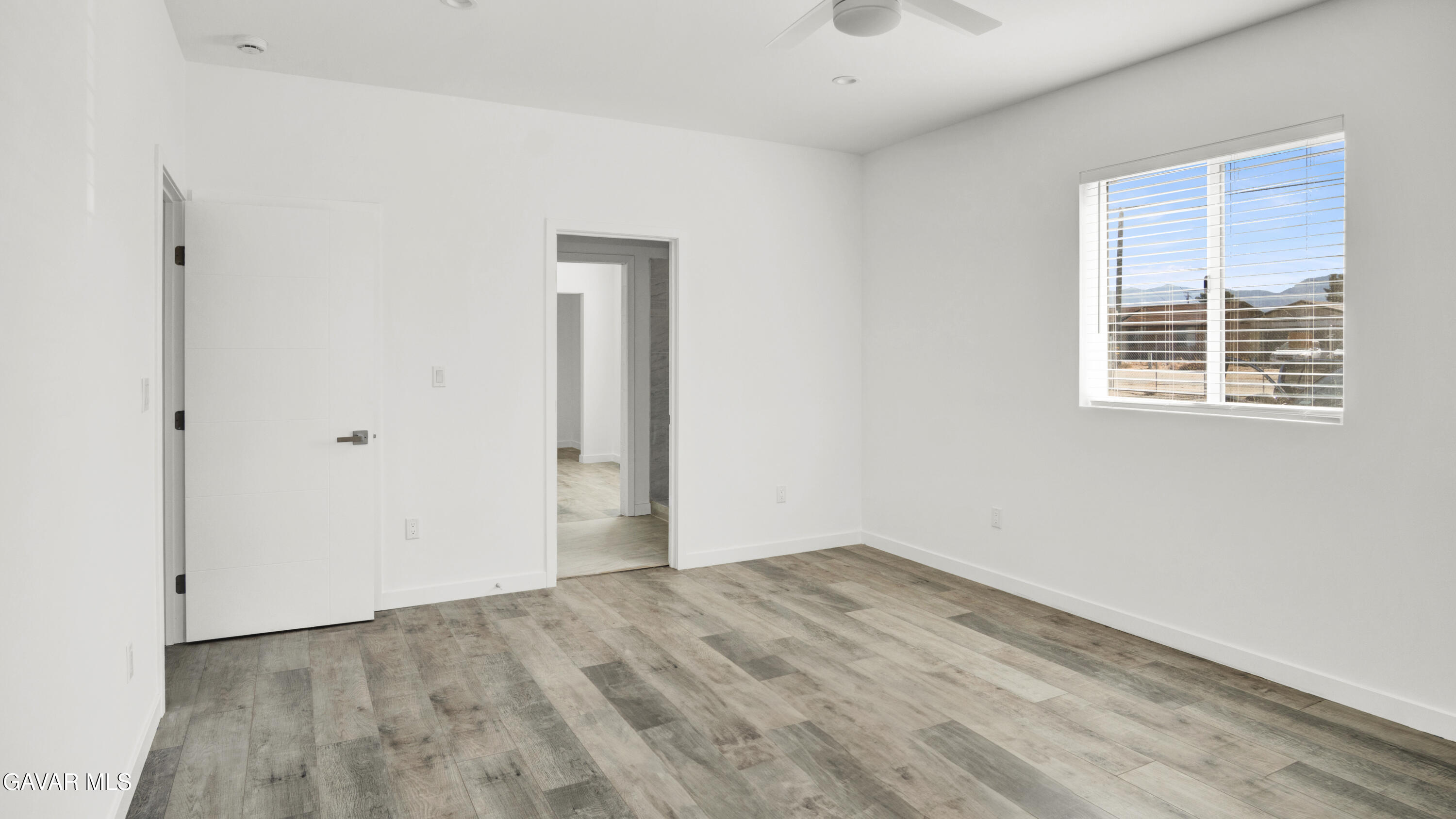 9701 E Avenue South Littlerock, CA 93543 - Photo 28 of 35 an empty room with a window