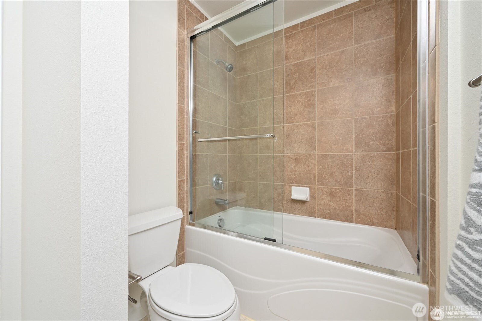102 West Florentia Street, Unit A Seattle, WA 98119 - Photo 17 of 19 a bathroom with a bathtub and a toilet