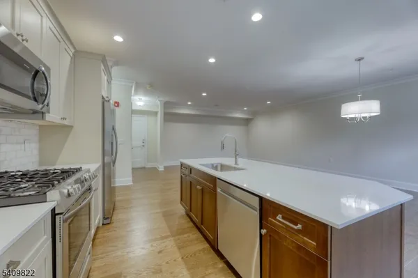 $4,200 | 15 Royal Avenue, Unit 210, Hawthorne, NJ 07506
