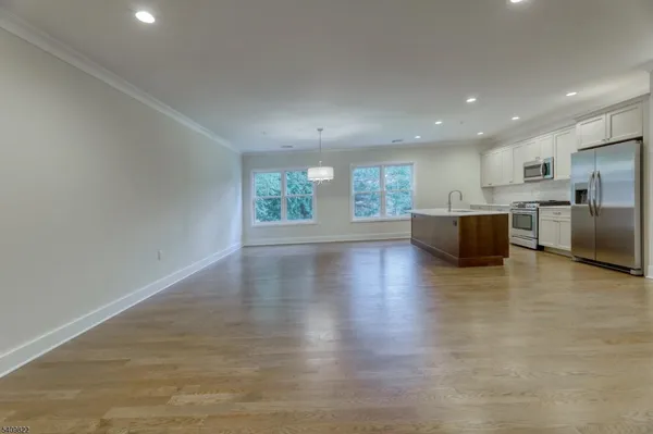 $4,200 | 15 Royal Avenue, Unit 210, Hawthorne, NJ 07506