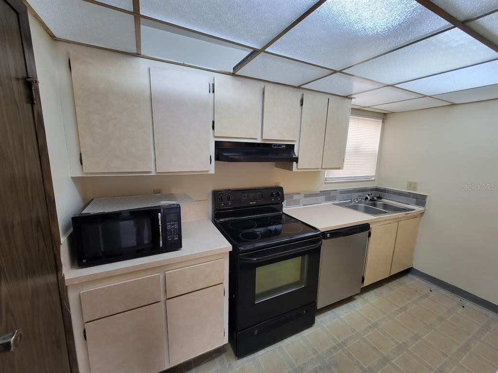 2811 Southwest Archer Road, Unit T167 Gainesville, FL 32608 - Photo 5 of 10 a kitchen with cabinets and appliances