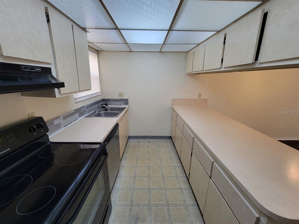 2811 Southwest Archer Road, Unit T167 Gainesville, FL 32608 - Photo 6 of 10 a kitchen with a stove and a refrigerator