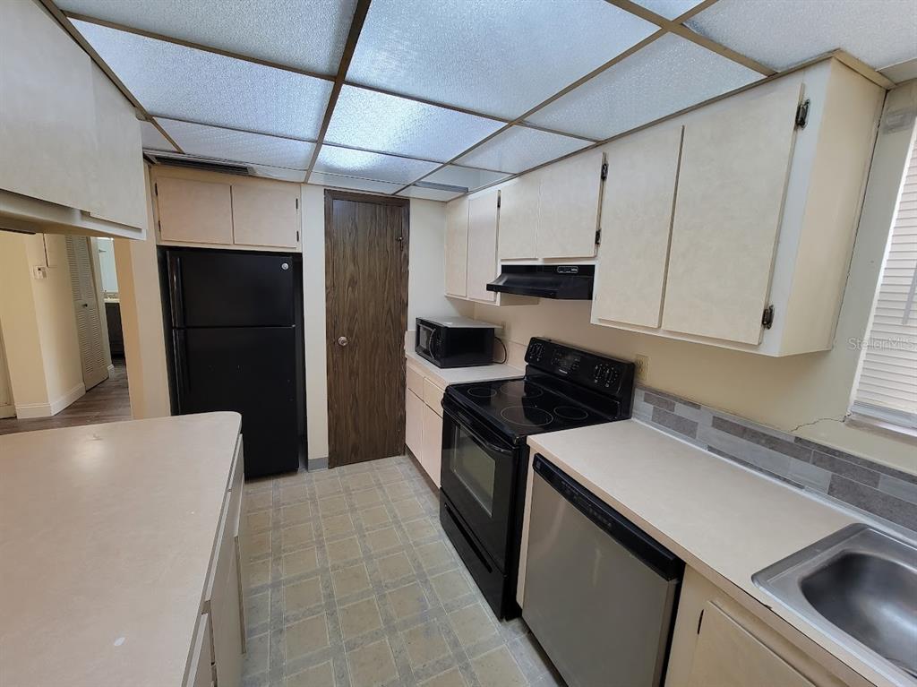 2811 Southwest Archer Road, Unit T167 Gainesville, FL 32608 - Photo 7 of 10 a kitchen with stainless steel appliances a refrigerator and a stove