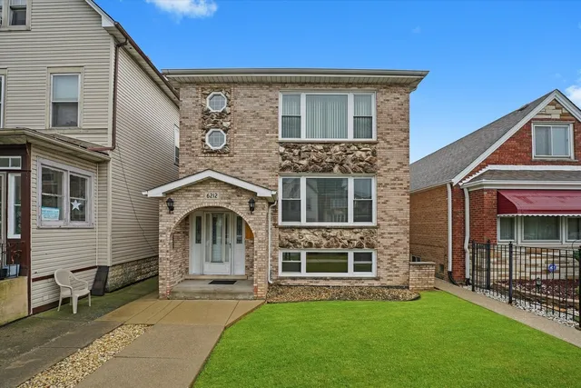 $1,900 | 6212 South Major Avenue, Unit 2, Chicago, IL 60638