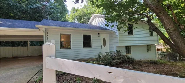 a view of a house with a yard