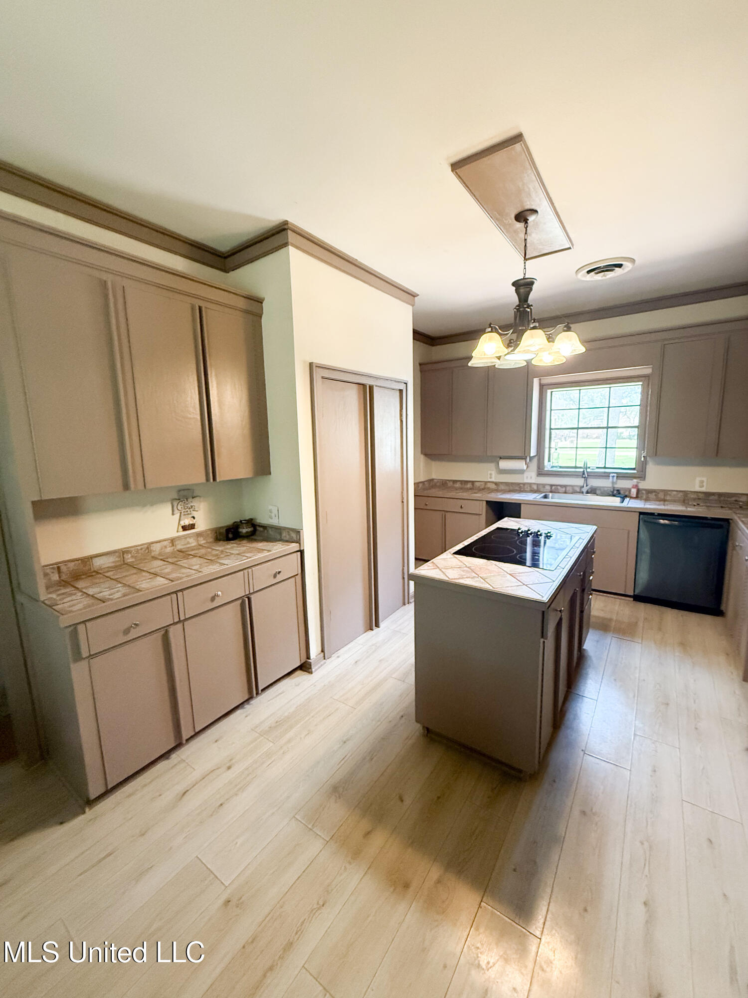 504 Fawn Cove Canton, MS 39046 - Photo 3 of 25 IMG_3693