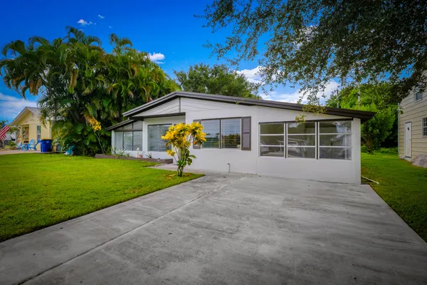 a view of a house with a yard