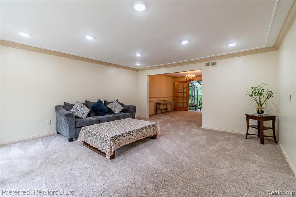 30210 High Valley Road Farmington Hills, MI 48331 - Photo 5 of 40