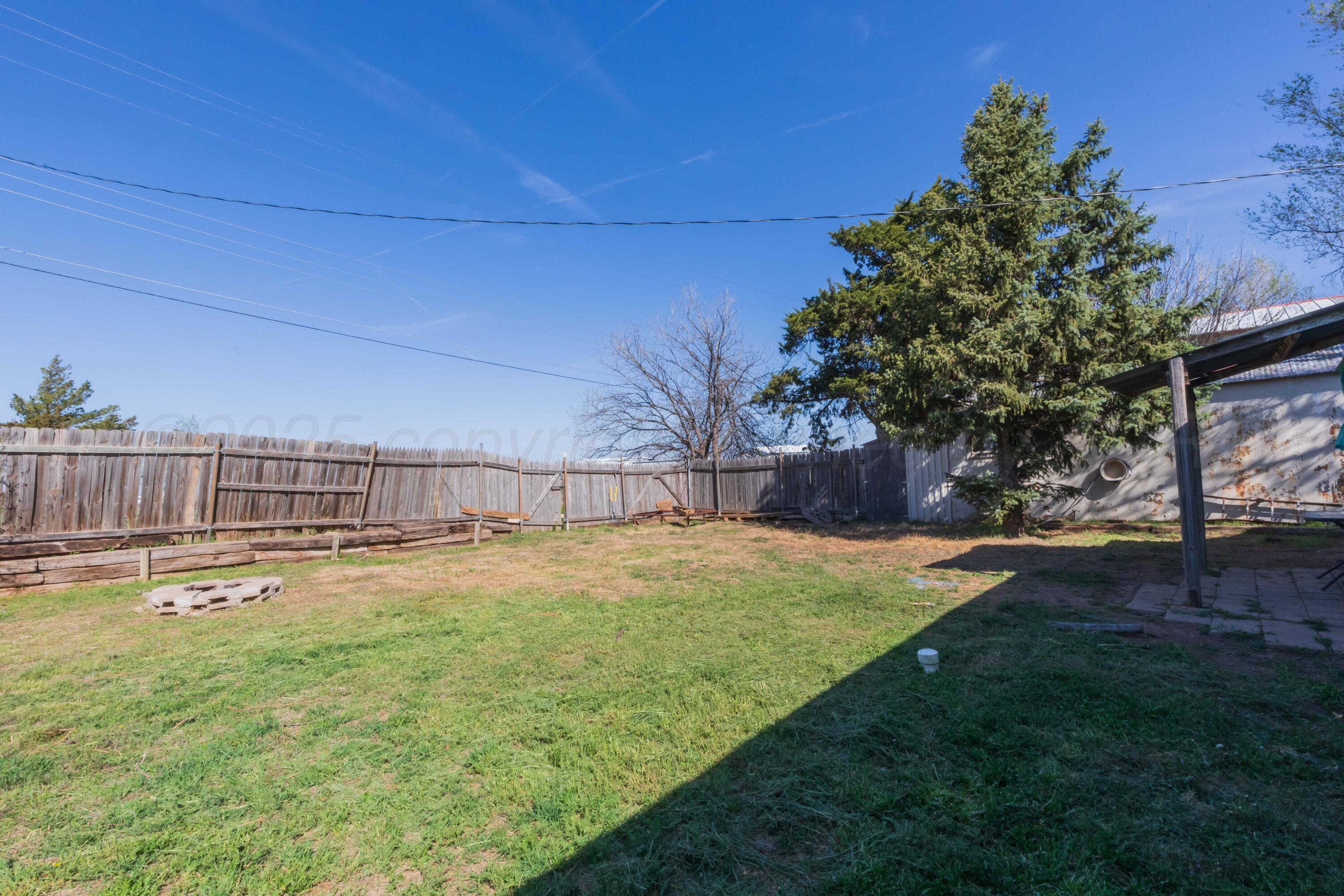 105 Poplar Street Skellytown, TX 79080 - Photo 36 of 37 a swimming pool with wooden fence