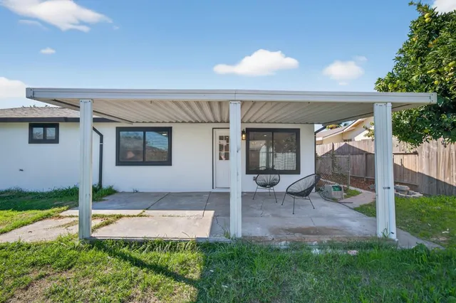 a view of a house with a backyard