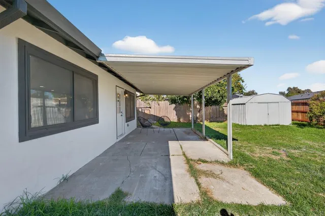 a view of a house with a backyard