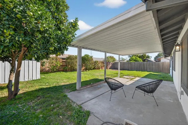 a view of a backyard