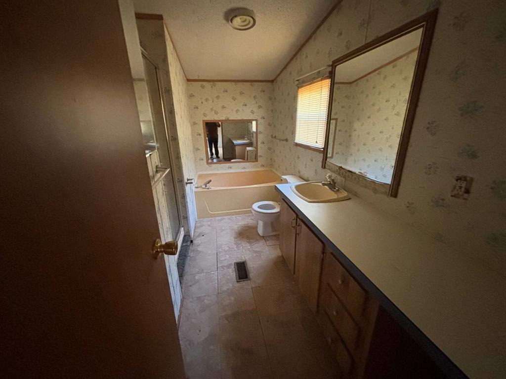 361 Cumberland Circle Murchison, TX 75778 - Photo 15 of 40 a bathroom with a sink and mirror with bathtub
