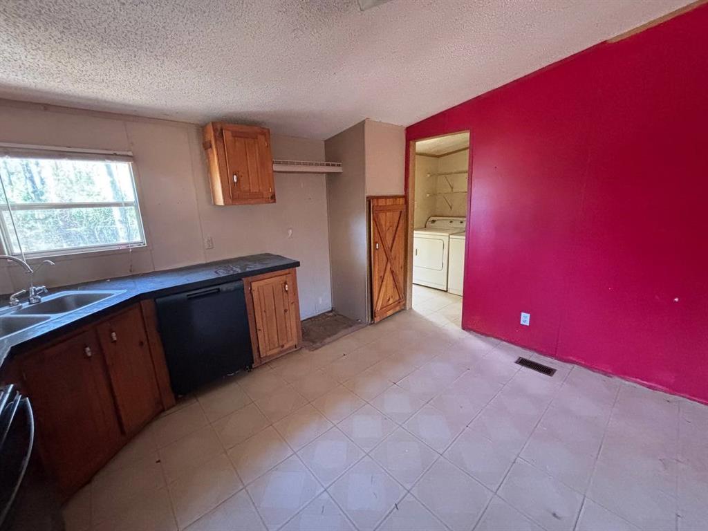 361 Cumberland Circle Murchison, TX 75778 - Photo 22 of 40 a view of a livingroom with a workspace