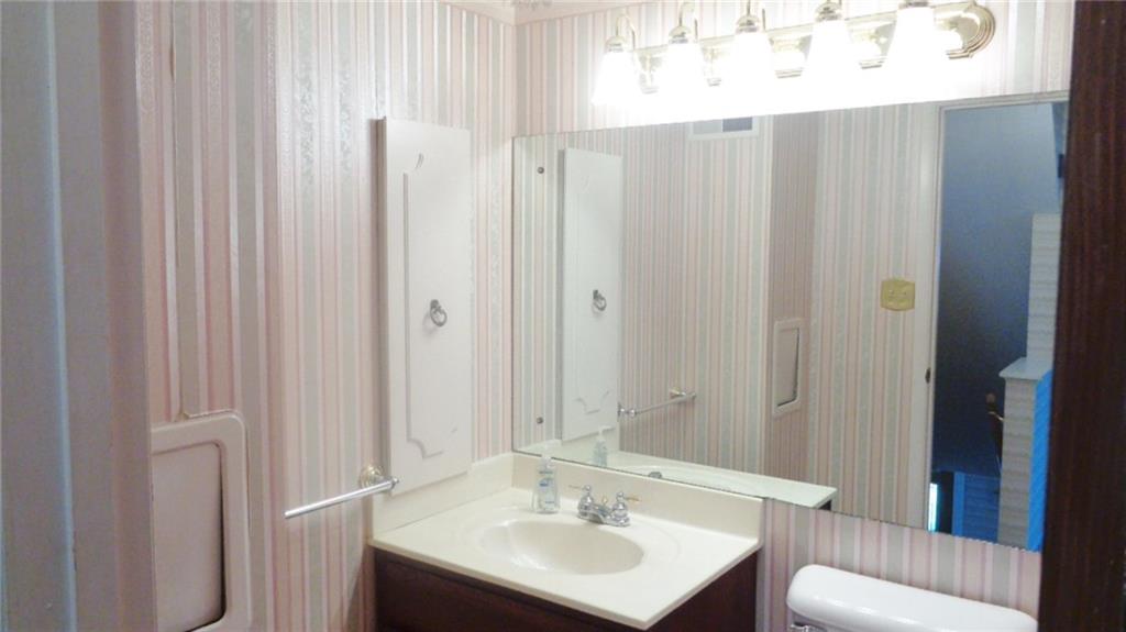 5081 West Harbison Road Pittsburgh, PA 15276 - Photo 19 of 24 FULL, TUB AND SHOWER BATHROOM, OFF HALLWAY.