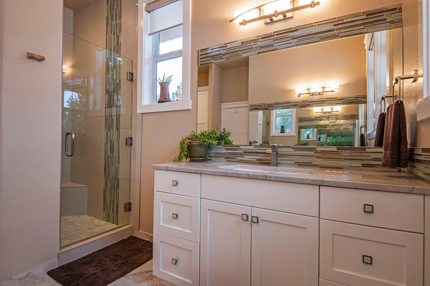 17470 Mountain View Road Sisters, OR 97759 - Photo 20 of 50 Walk-in shower
