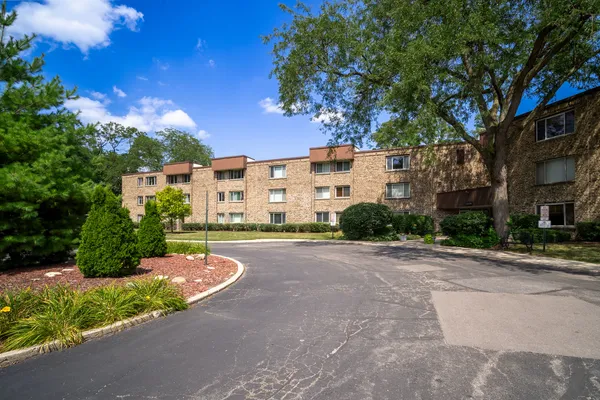 $217,900 | 2600 Brookwood Way Drive, Unit 113A, Rolling Meadows, IL 60008
