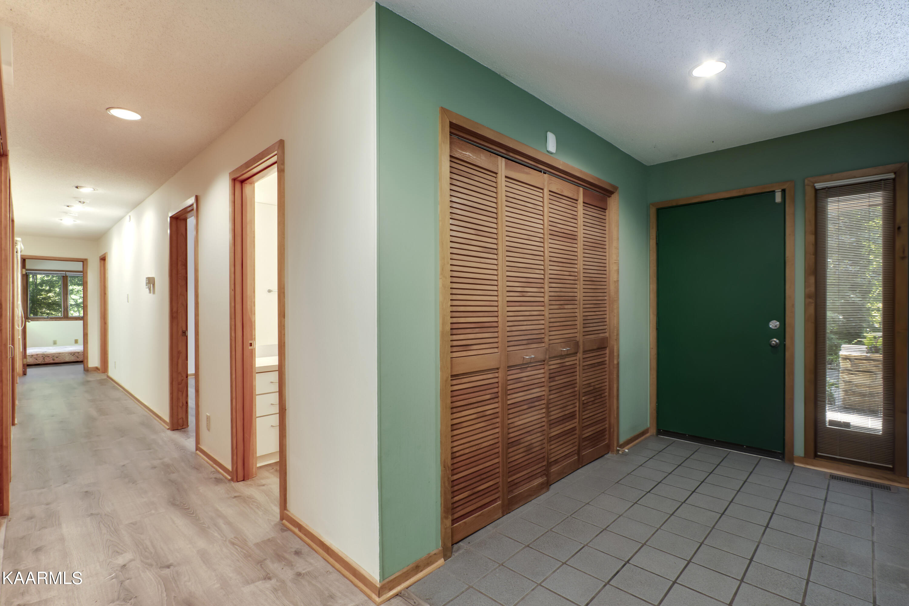 151 Baypath Drive Oak Ridge, TN 37830 - Photo 23 of 60 23_BaypathDrive_151_BedroomHall01-FrontE