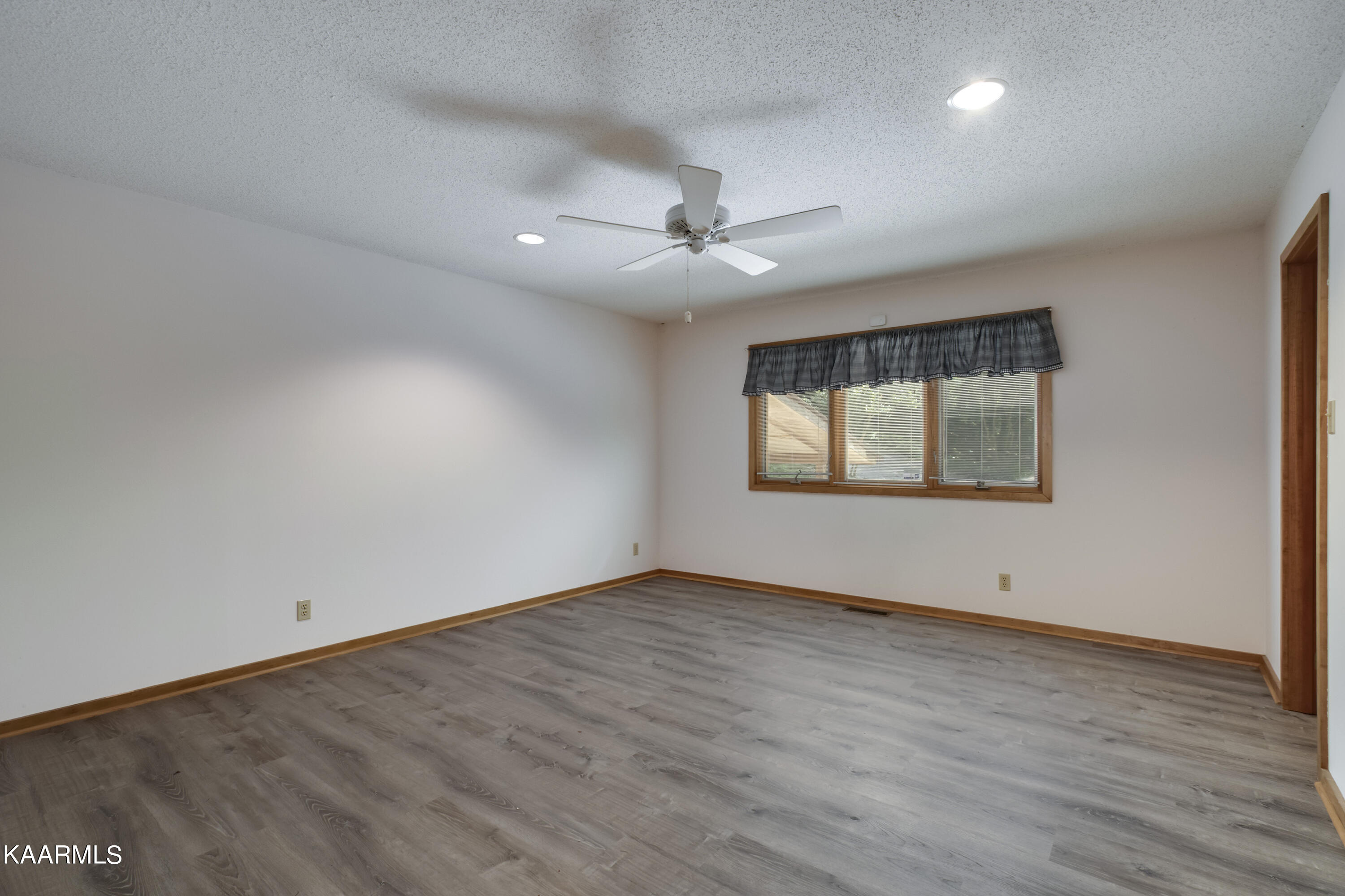 151 Baypath Drive Oak Ridge, TN 37830 - Photo 35 of 60 35_BaypathDrive_151_Bedroom3_01