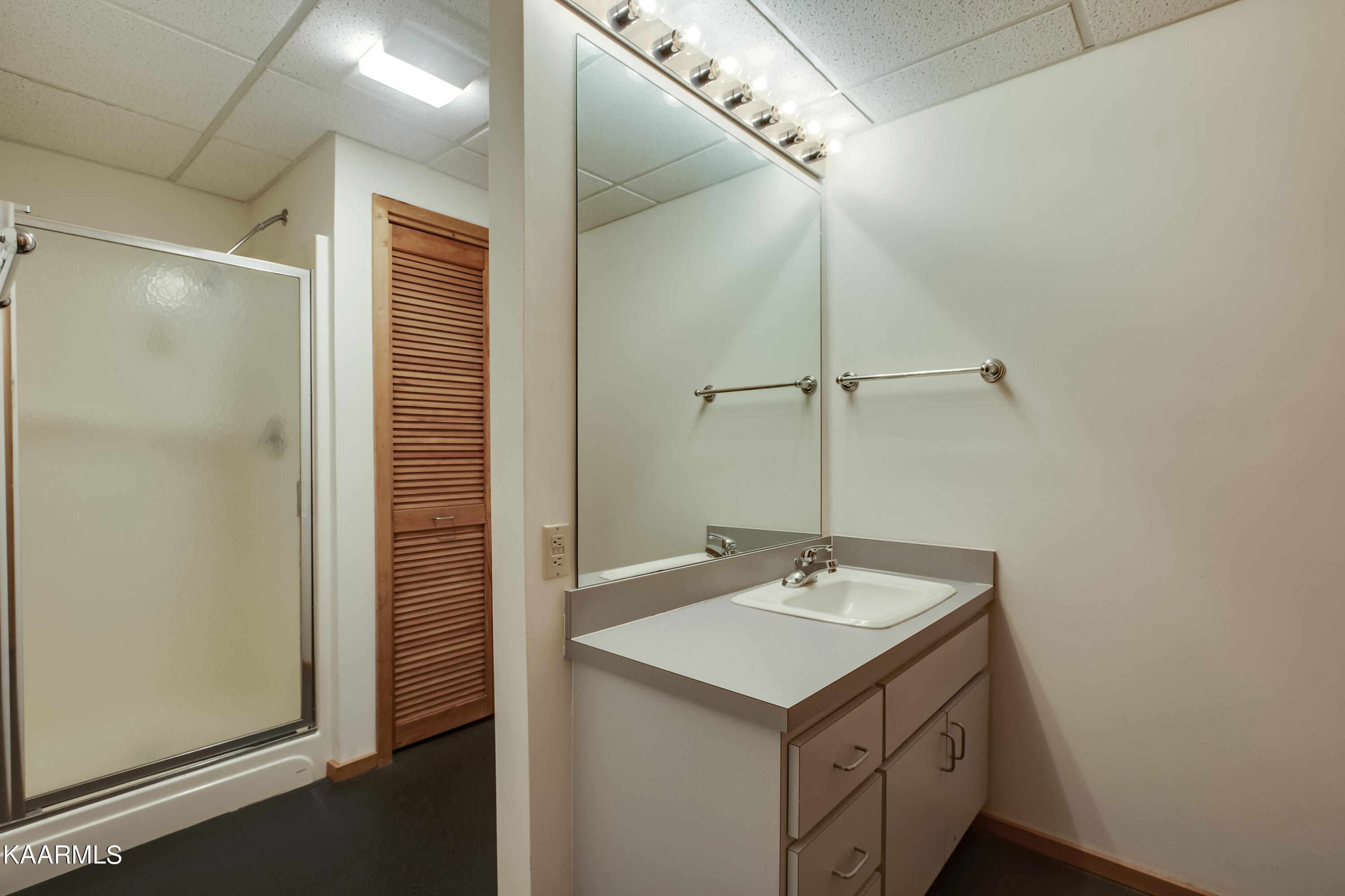 151 Baypath Drive Oak Ridge, TN 37830 - Photo 52 of 60 52_BaypathDrive_151_GuestBath3
