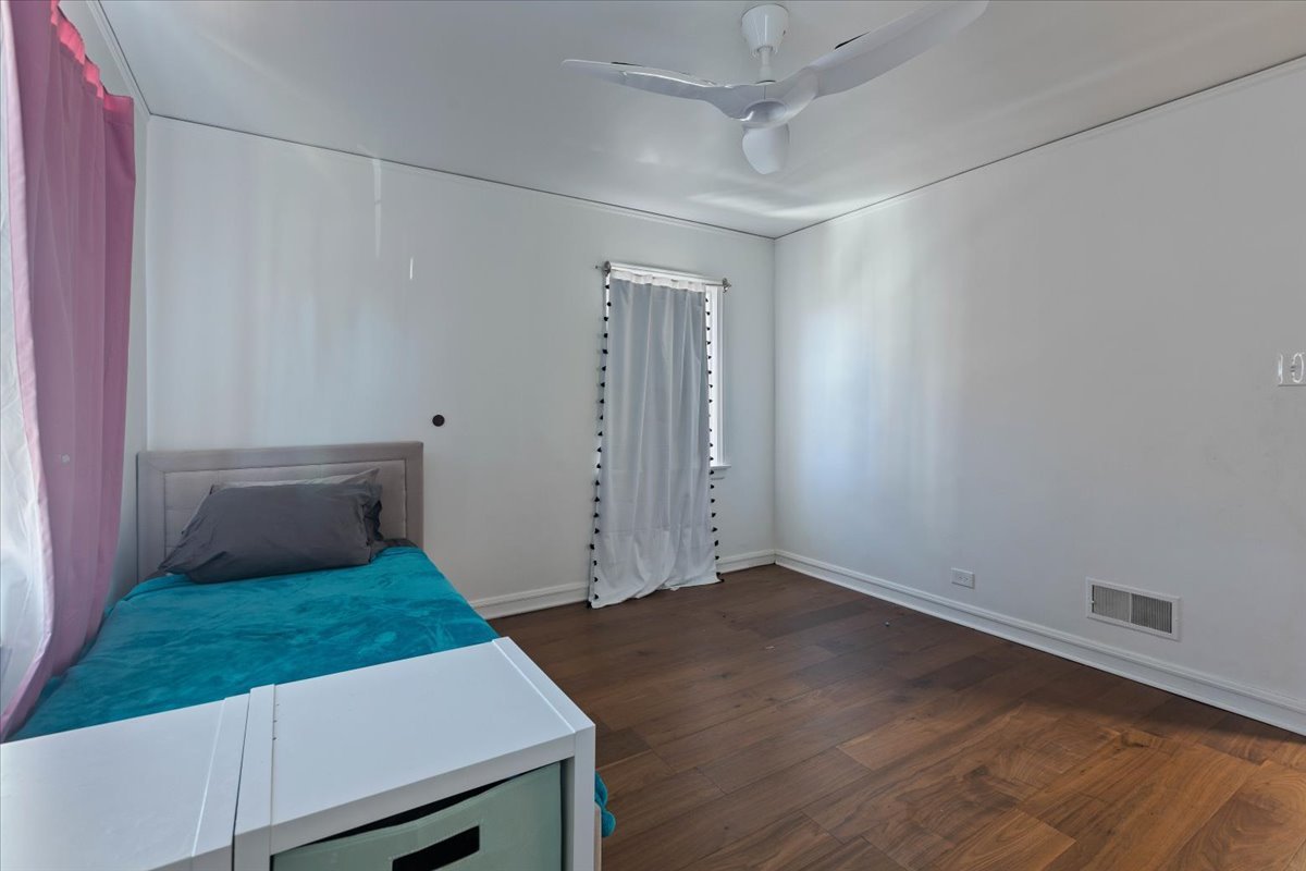 9527 South Damen Avenue Chicago, IL 60643 - Photo 17 of 33 an empty room with wooden floor and entrance