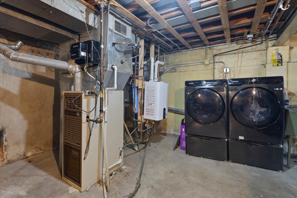 9527 South Damen Avenue Chicago, IL 60643 - Photo 23 of 33 a utility room with dryer and washer