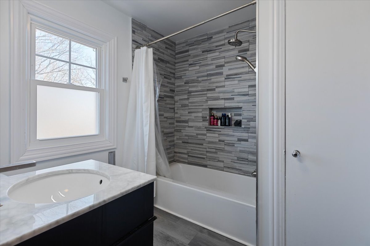 9527 South Damen Avenue Chicago, IL 60643 - Photo 8 of 33 a bathroom with a bathtub and a shower