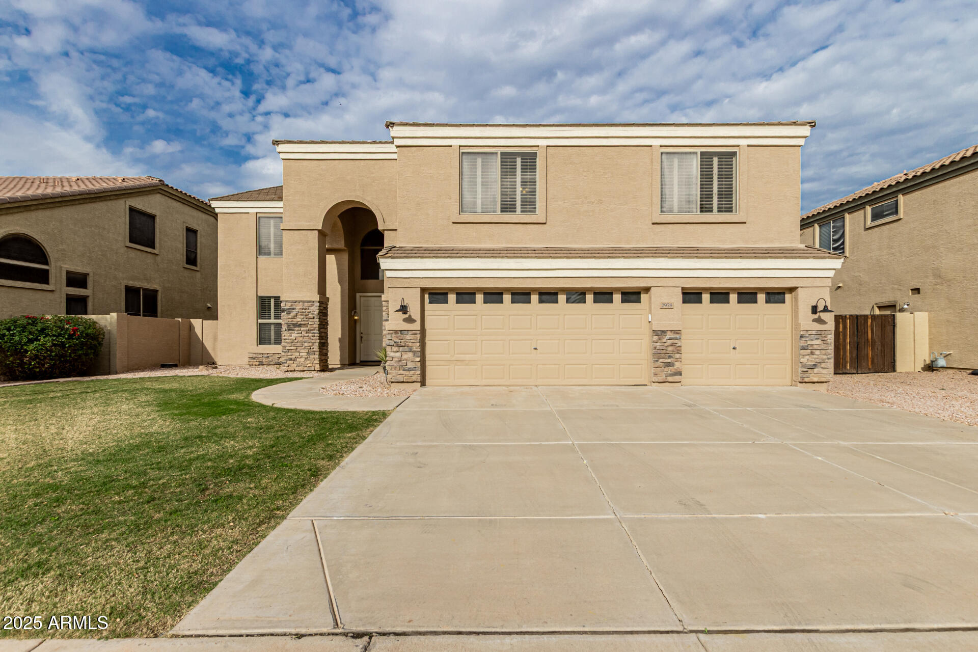 2978 East Ranch Court Gilbert, AZ 85296 - Photo 3 of 72 a front view of a building with garden