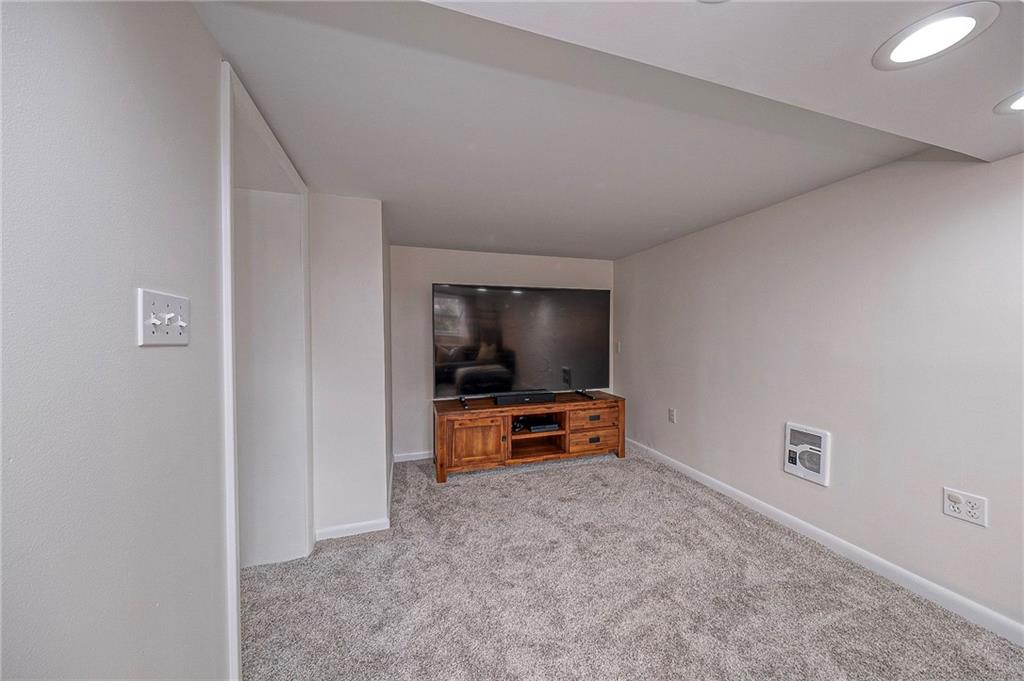476 Haverhill Road Pittsburgh, PA 15228 - Photo 27 of 36 an empty room with furniture