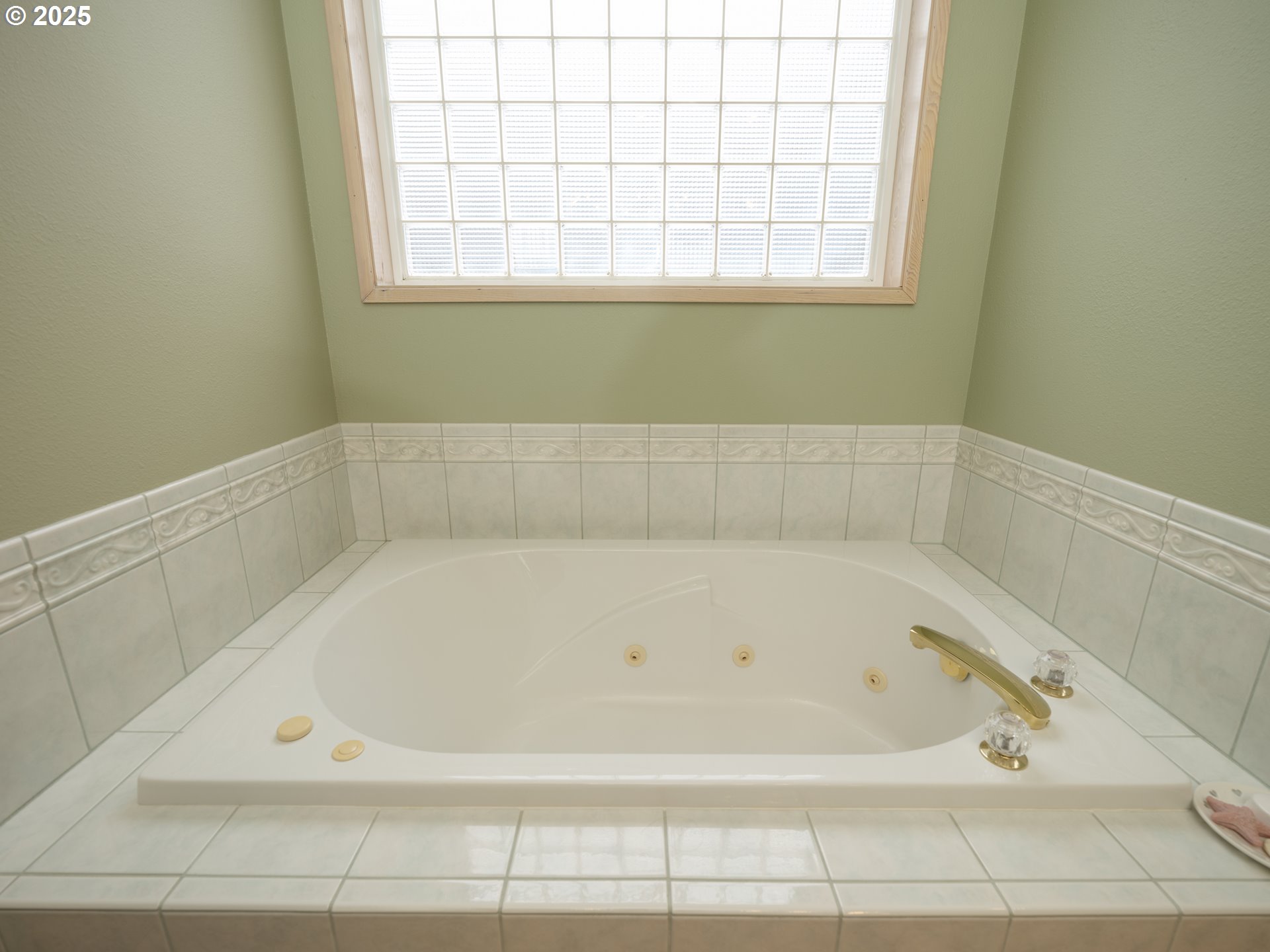 663 South Hemlock Street Cannon Beach, OR 97110 - Photo 22 of 27 Jacuzzi