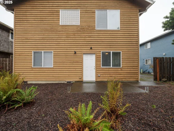 $1,250,000 | 663 South Hemlock Street, Cannon Beach, OR 97110