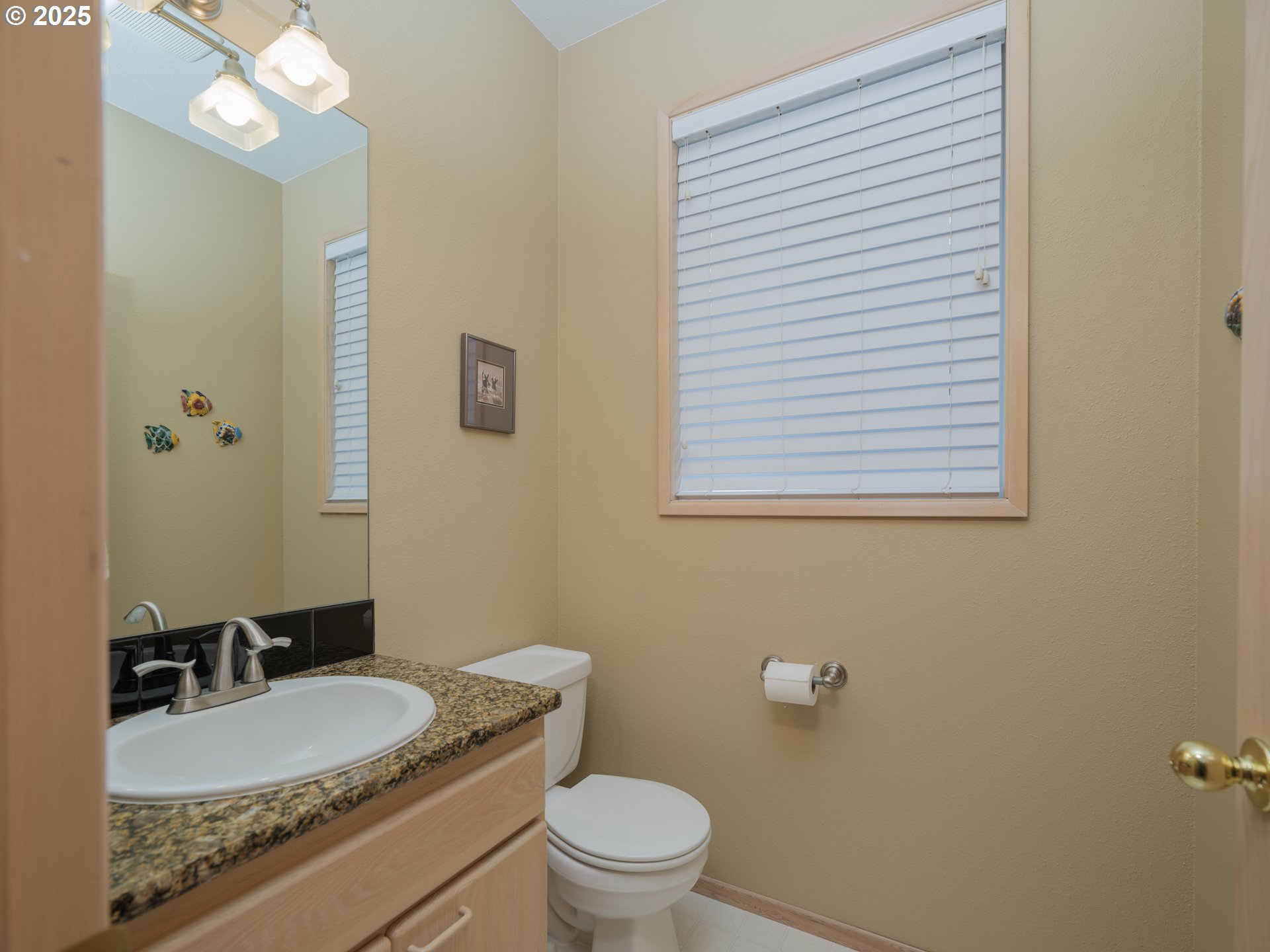 663 South Hemlock Street Cannon Beach, OR 97110 - Photo 10 of 27 Bathroom