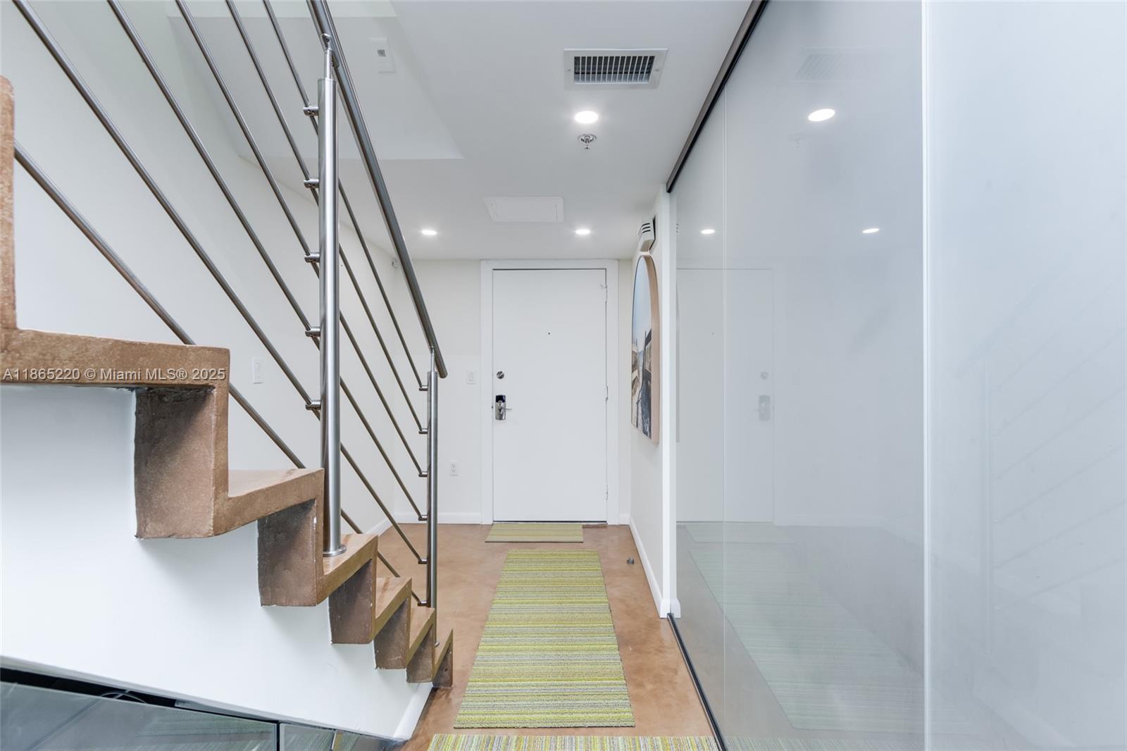 5445 Collins Avenue, Unit P2 Miami Beach, FL 33140 - Photo 21 of 62 a view of entryway