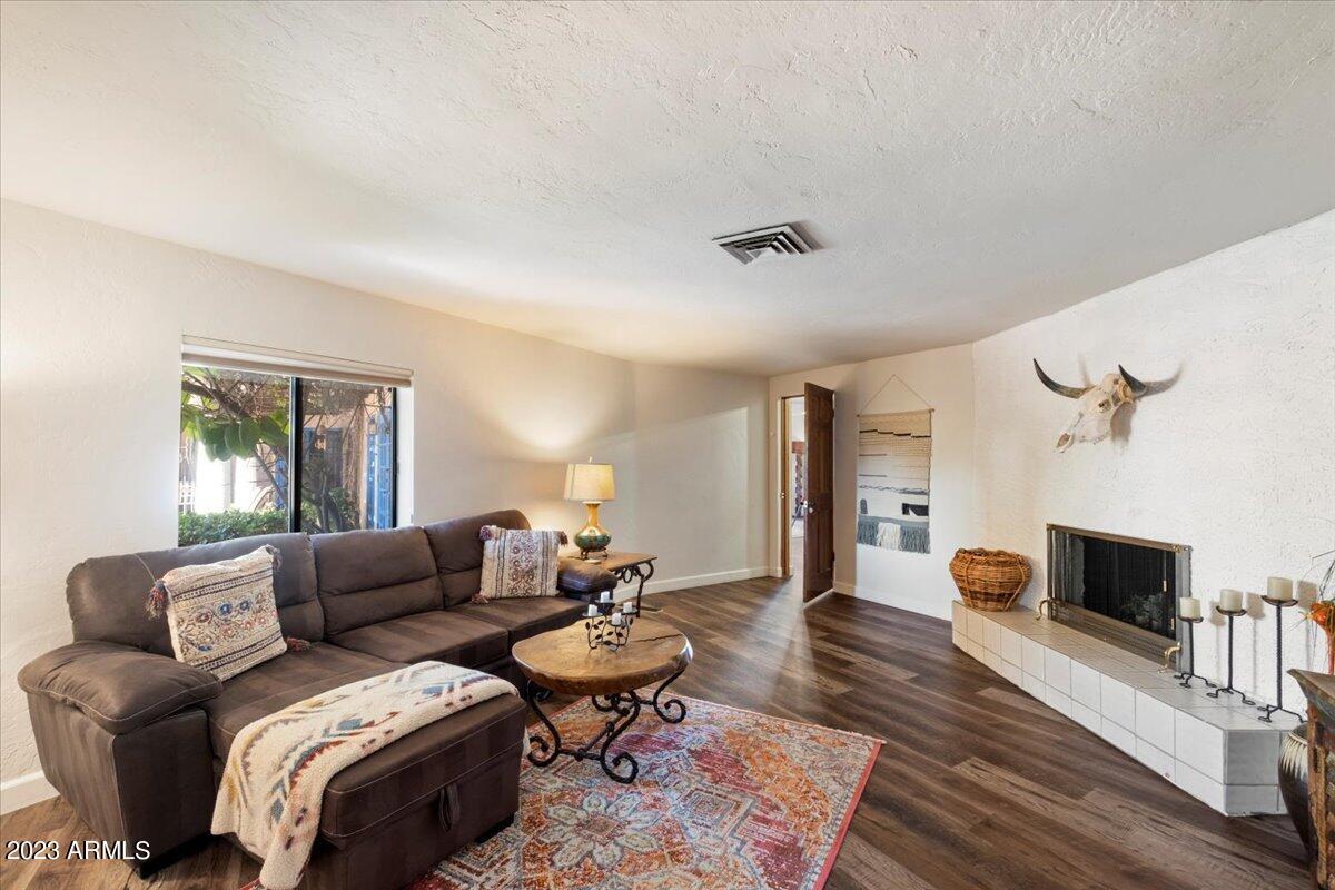 5733 East Camelback Road Phoenix, AZ 85018 - Photo 20 of 45 Living Area