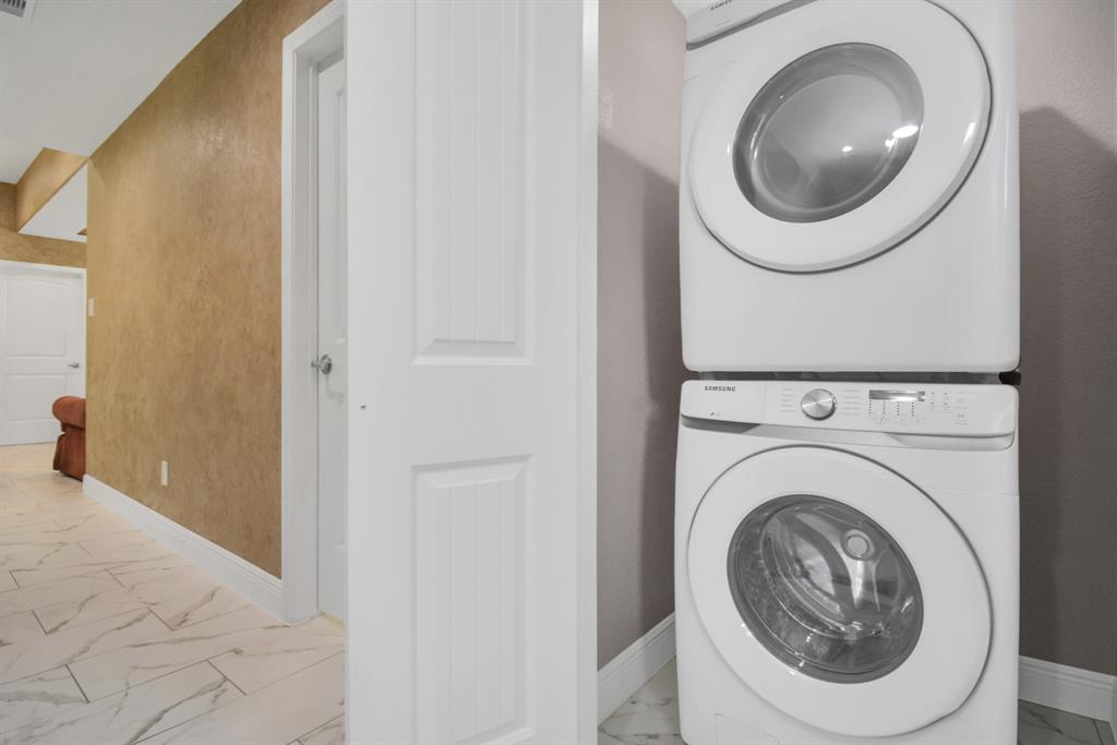 2705 Fox Street Houston, TX 77003 - Photo 15 of 20 a utility room with dryer and washer