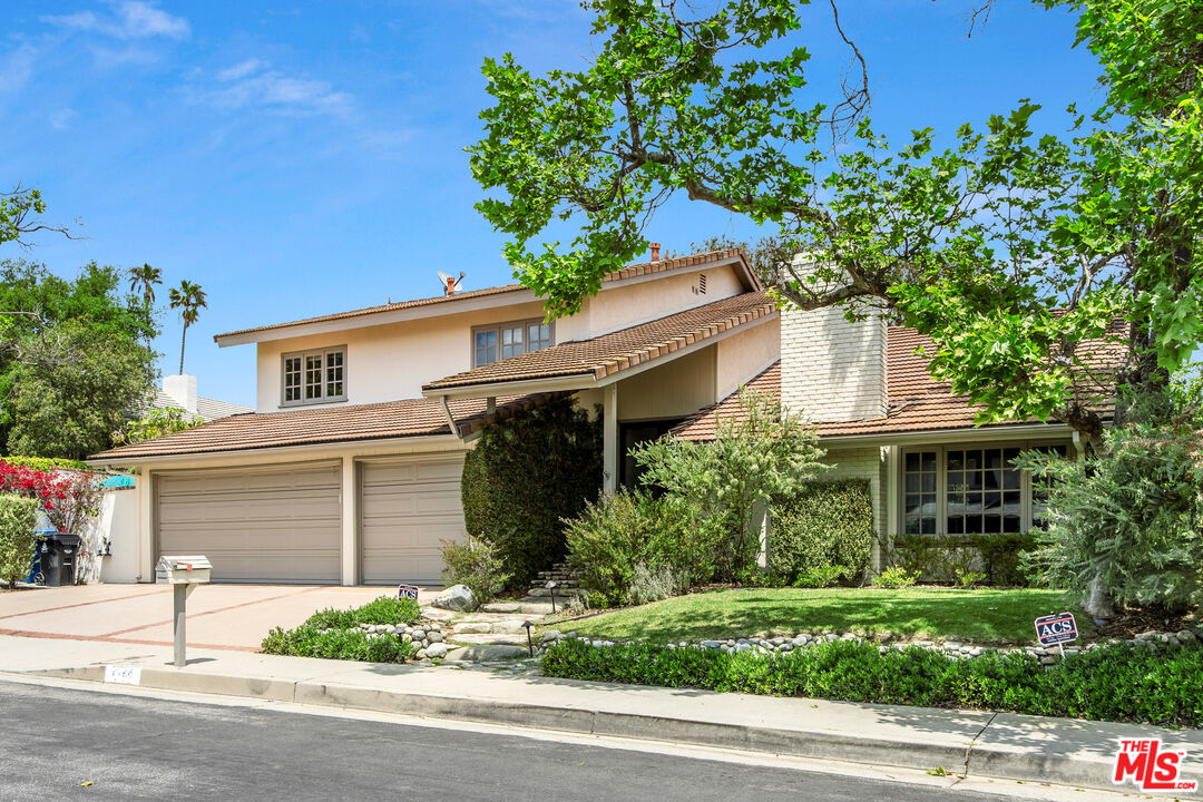 a view of a house with a yard and plants