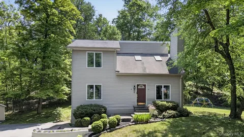 $560,000 | 305 Oak Lane, Newburgh, NY 12550
