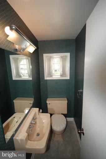 2810 Steele Road Baltimore, MD 21209 - Photo 3 of 17 Powder Room