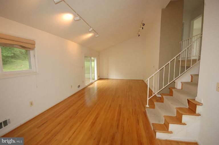 2810 Steele Road Baltimore, MD 21209 - Photo 6 of 17 Living Room
