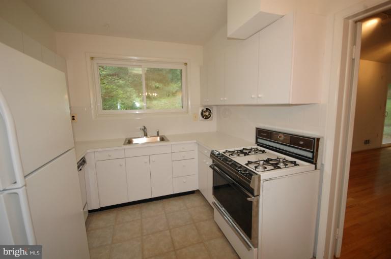 2810 Steele Road Baltimore, MD 21209 - Photo 9 of 17 Kitchen