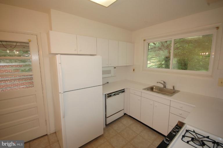 2810 Steele Road Baltimore, MD 21209 - Photo 10 of 17 Kitchen