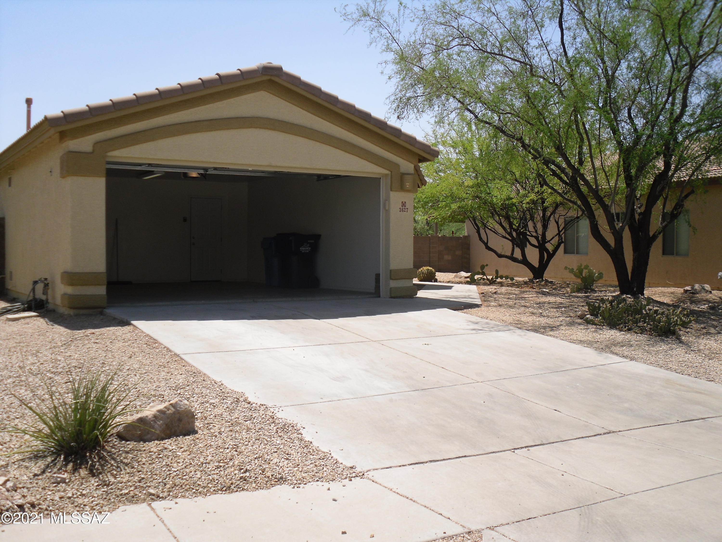 3627 South Desert Promenade Road Tucson, AZ 85735 - Photo 18 of 21 Garage