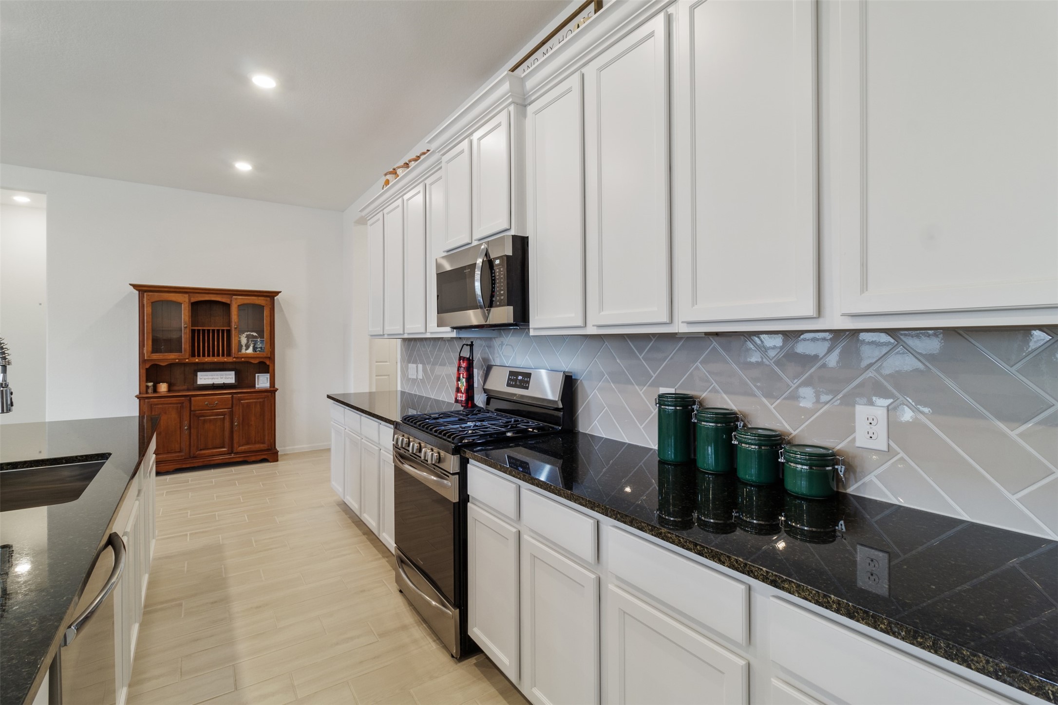 3623 Rock Ledge Drive Rosenberg, TX 77469 - Photo 18 of 31 a kitchen with stainless steel appliances granite countertop a sink and cabinets