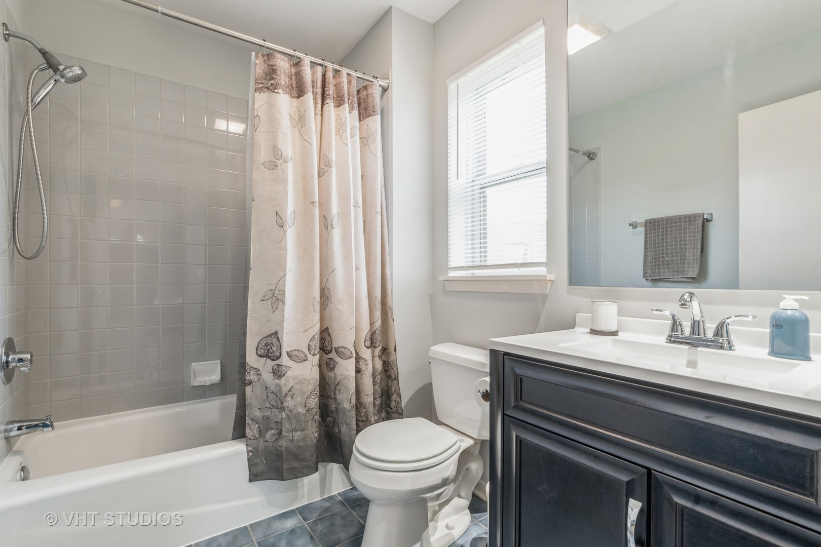 190 Janes Loop Highwood, IL 60040 - Photo 20 of 34 a bathroom with a sink toilet and shower