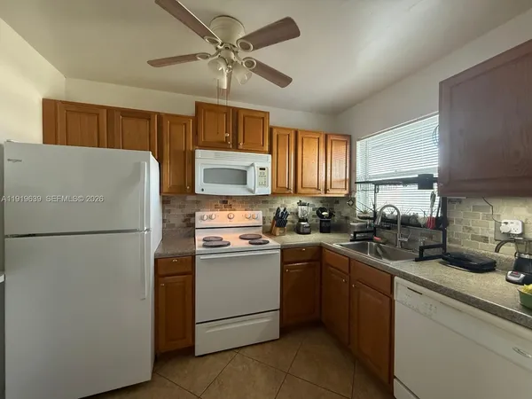 $1,750 | 8220 Sunrise Lakes Boulevard, Unit 309, Sunrise, FL 33322
