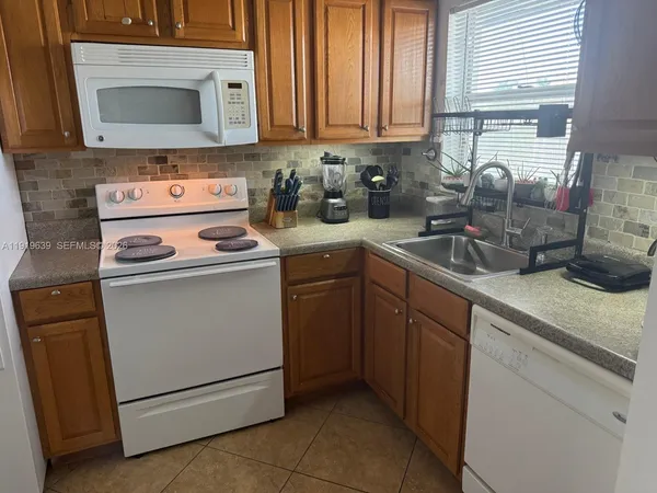 $1,750 | 8220 Sunrise Lakes Boulevard, Unit 309, Sunrise, FL 33322